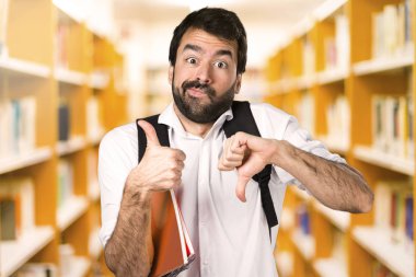 İyi-kötü işaret ufuk kütüphane üstünde yapım öğrenci adam