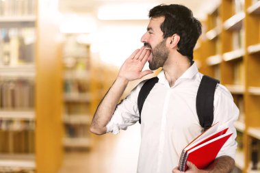 Ufuk Kitaplığı'nda bağırarak öğrenci adam