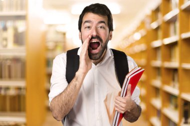 Ufuk Kitaplığı'nda bağırarak öğrenci adam