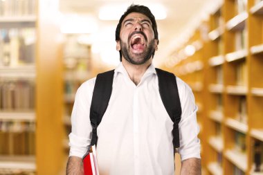 Ufuk Kitaplığı'nda bağırarak öğrenci adam