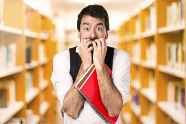 Ufuk kitaplığını korkmuş öğrenci adam