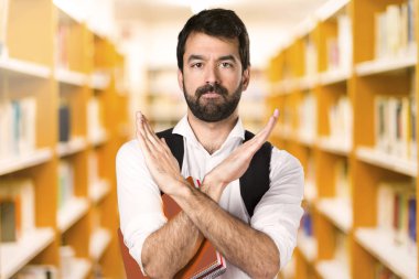 Ufuk Kütüphane üzerine bir jest yaparak öğrenci adam