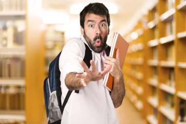 Ufuk kitaplığını korkmuş öğrenci adam