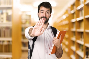 Dur işareti ufuk kitaplığını yapma öğrenci adam