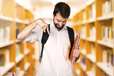 Ufuk Kitaplığı'nda aşağıyı öğrenci adam