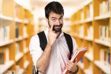 Bir şey ufuk Kitaplığı'nda gösterilen öğrenci adam