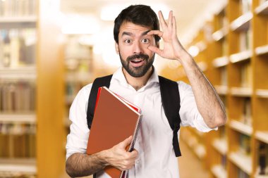 Bir şey ufuk Kitaplığı'nda gösterilen öğrenci adam