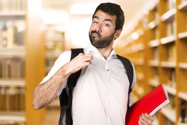 Öğrenci adam ufuk Kitaplığı'nda kendisiyle gurur