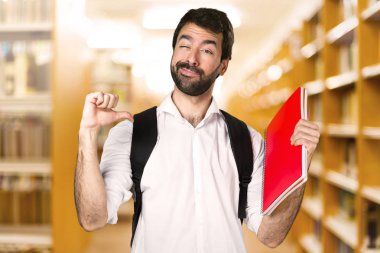 Öğrenci adam ufuk Kitaplığı'nda kendisiyle gurur