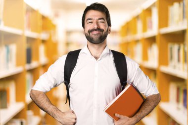 Öğrenci adam ufuk Kitaplığı'nda kendisiyle gurur