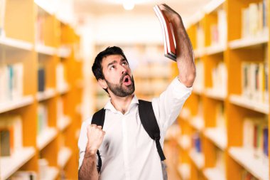 Ufuk kitaplığını şanslı öğrenci adam