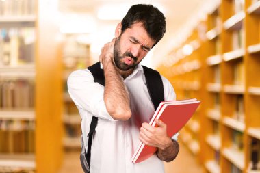 Boyun ağrısı ufuk kitaplığını adamla öğrenci