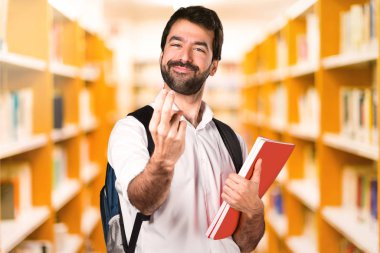 ufuk kitaplığını önümüzdeki jest yapıyor