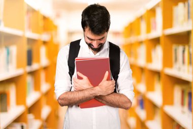 Ufuk Kitaplığı'nda görünen öğrenci adam