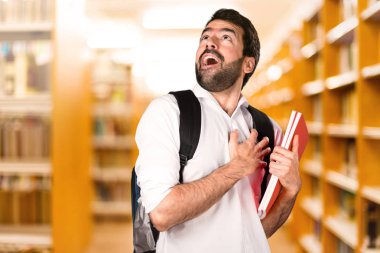 Ufuk kitaplığını aşık öğrenci adam