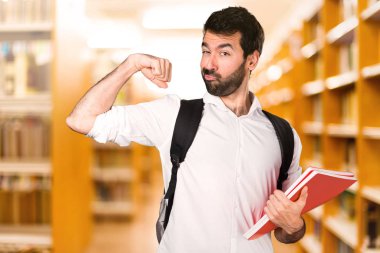 Öğrenci adam güçlendiriyor jest ufuk Kitaplığı'nda