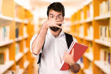 Ufuk kitaplığını kötü jest kokulu yapma öğrenci adam