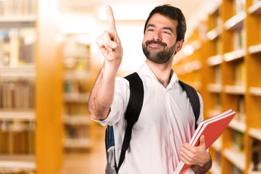 Ufuk kitaplığını şeffaf ekranda dokunmadan öğrenci adam