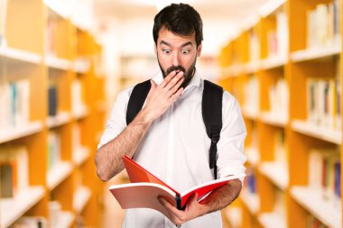 Öğrenci adam yapma sürpriz jest ufuk kitaplığını