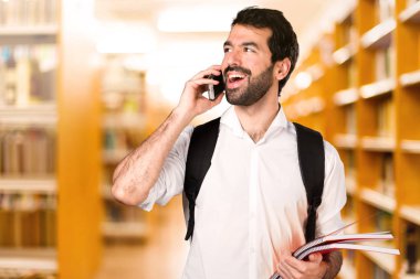 Ufuk kütüphane üstünde hareket eden adamla öğrenci