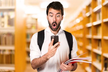 Ufuk kütüphane üstünde hareket eden adamla öğrenci