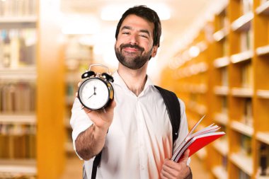 Ufuk Kitaplığı'nda Vintage saat tutan öğrenci adam