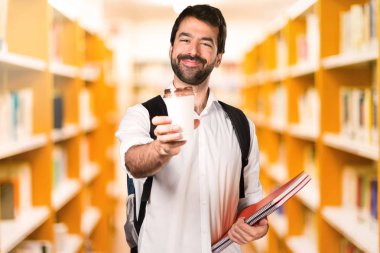 Ufuk Kitaplığı'nda bir kahve holding öğrenci adam