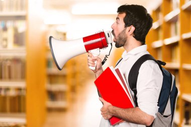 Megafon ufuk kitaplığını tarafından bağırarak öğrenci adam