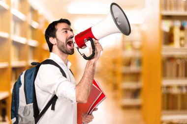 Megafon ufuk kitaplığını tarafından bağırarak öğrenci adam