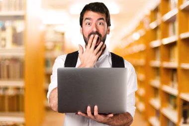 Ufuk kütüphane üstünde laptop ile öğrenci adam