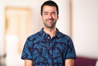 Oda içinde mutlu esmer adam