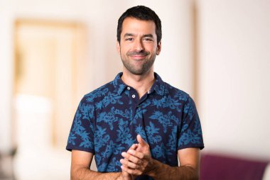 Esmer adam odada alkış