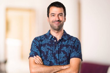 Esmer adam kollarını ile Oda içinde geçti