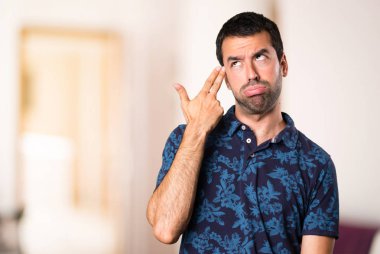 Esmer adam yapma intihar jest oda içinde