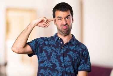 Esmer adam oda içinde deli jest yapma