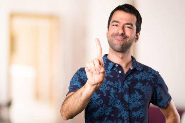 Esmer adam bir oda içinde sayma