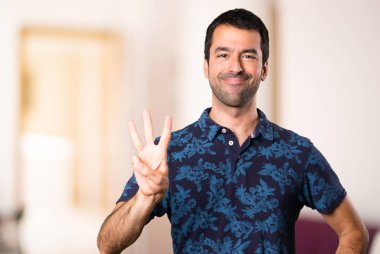 Esmer adam üç oda içinde sayma