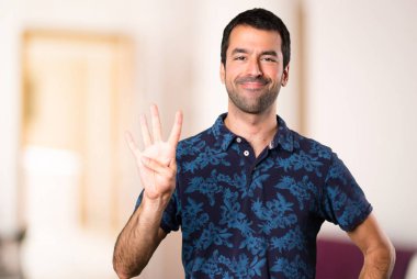 Esmer adam dört oda içinde sayma