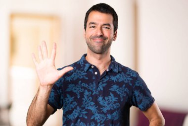 Esmer adam beş oda içinde sayma