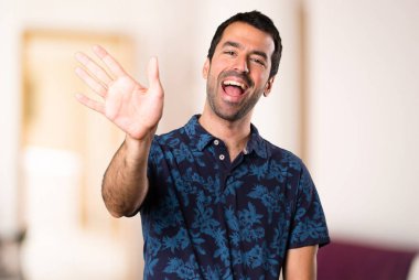 Esmer adam odada selamlayan