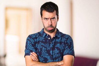 Üzgün esmer adam oda içinde