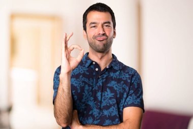 Esmer adam Tamam odanın içinde kayıt yapma