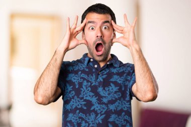 Esmer adam yapma sürpriz jest oda içinde