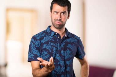 Yorgun esmer adamın oda içinde