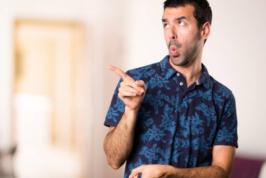 Esmer adam oda içinde dans