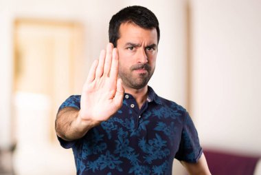 Esmer adam dur işareti içinde oda yapma