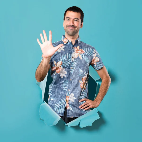 Hombre Guapo Con Camisa Flores Contando Cinco Través Agujero Papel — Foto de Stock