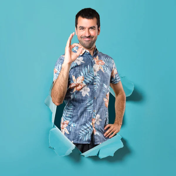 Schöner Mann Mit Blumenhemd Macht Zeichen Durch Ein Blaues Papierloch — Stockfoto
