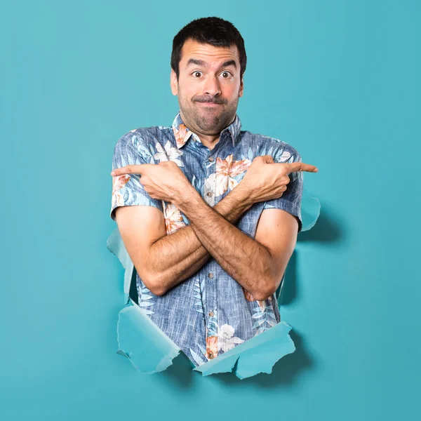 Mavi kağıt delik şüpheleri Laterallerin işaret eden çiçek forması ile yakışıklı adam