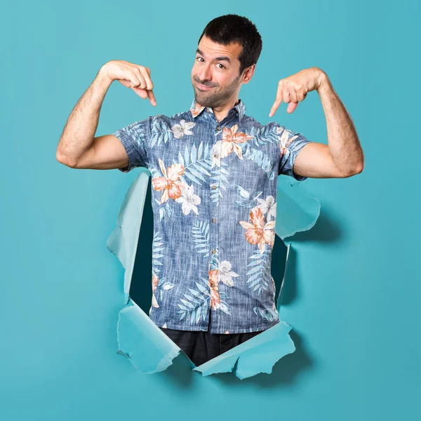 Çiçek forması mavi kağıt delikten aşağı dönük ile yakışıklı adam